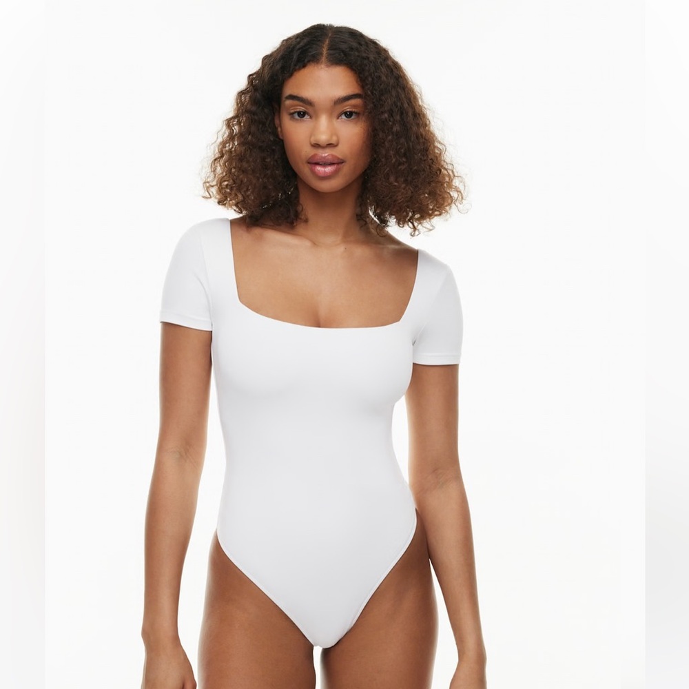 Aritzia short sleeve contour bodysuit medium